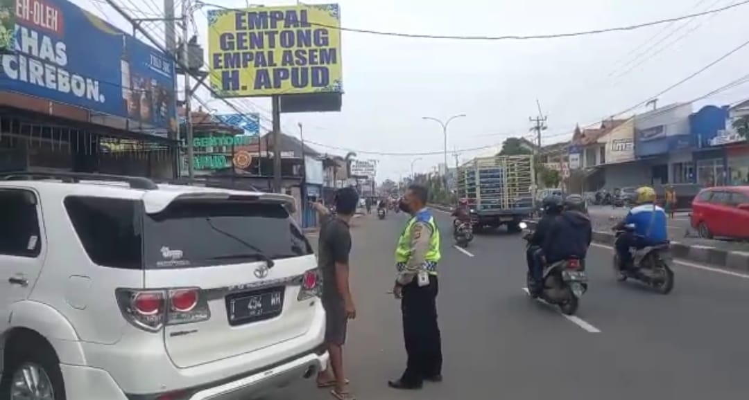 Polres Cirebon Kota Penertiban Parkir Empal Gentong di Tengah Tani, Begini Hasilnya