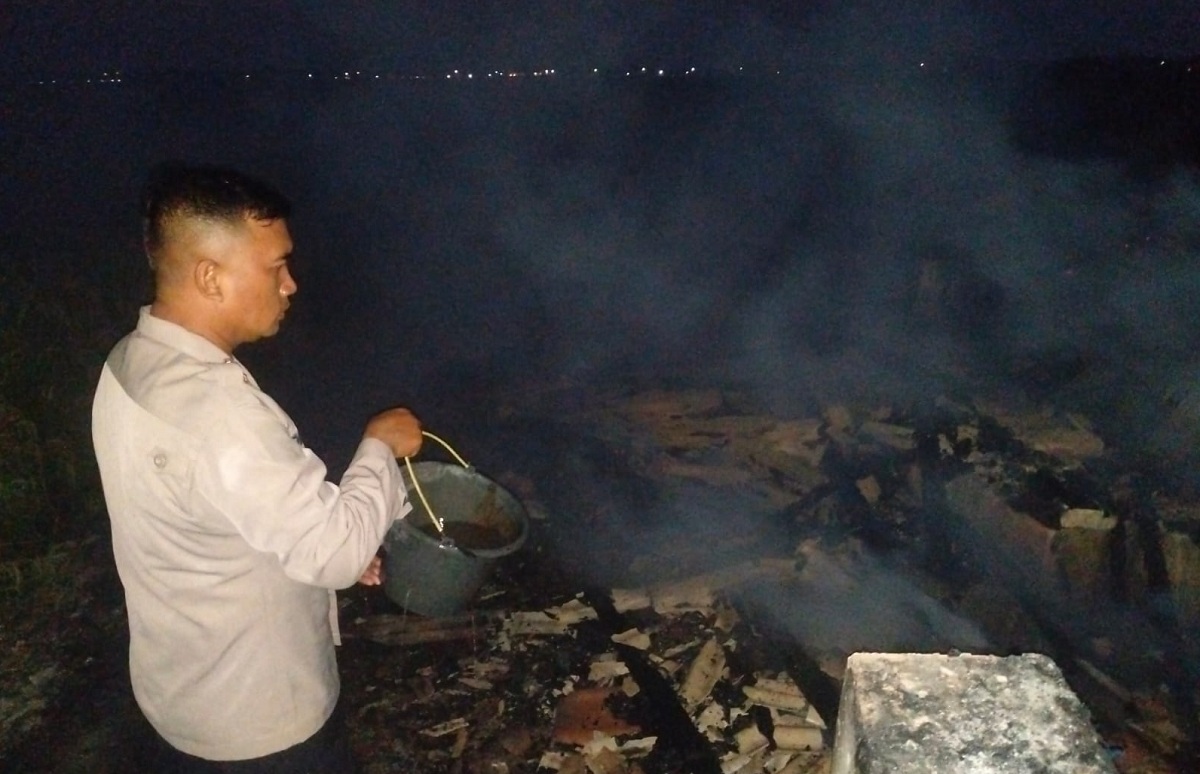 Diduga Korsleting Listrik saat Masak Nasi, Rumah Warga Indramayu Ludes Terbakar