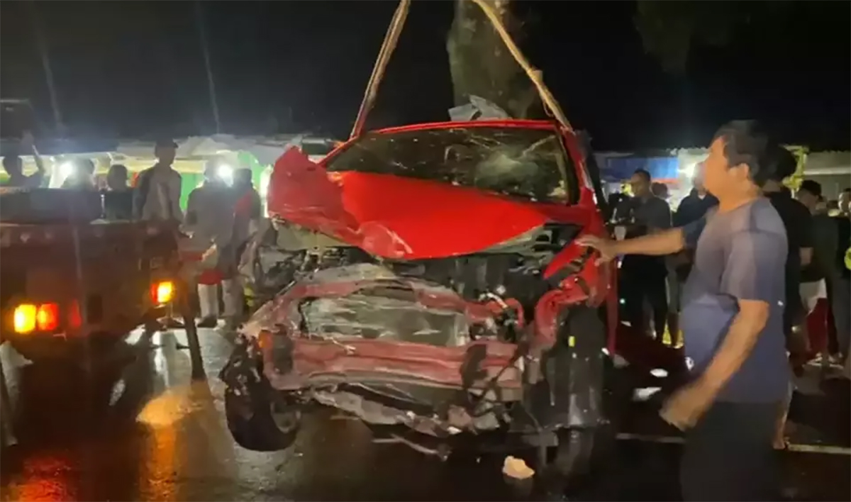 1 Meninggal, 6 Luka-luka, Begini Penampakan Mobil Merah Ringsek usai Alami Kecelakaan Beruntun