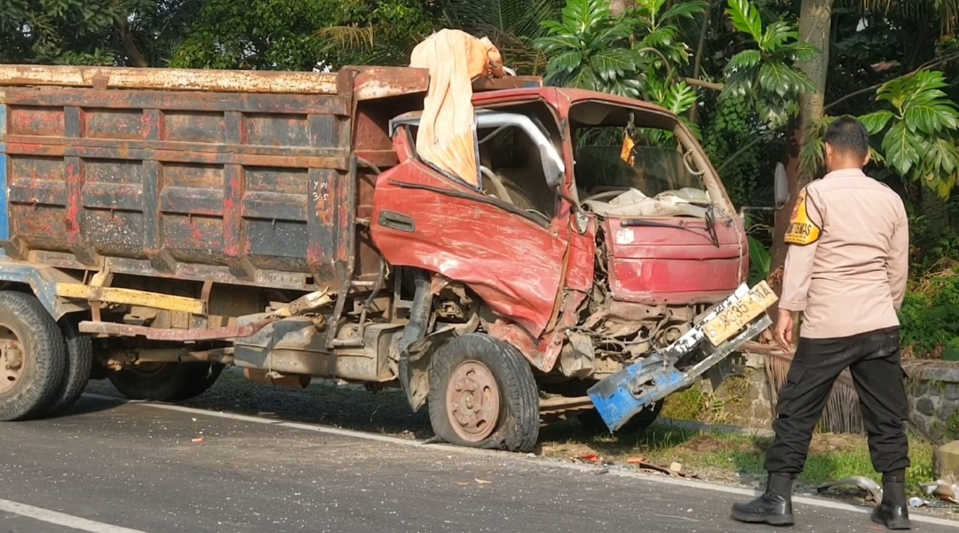 Dua Truck Adu Bagong di Dukupuntang, Korban Dilarikan ke Puskesmas 
