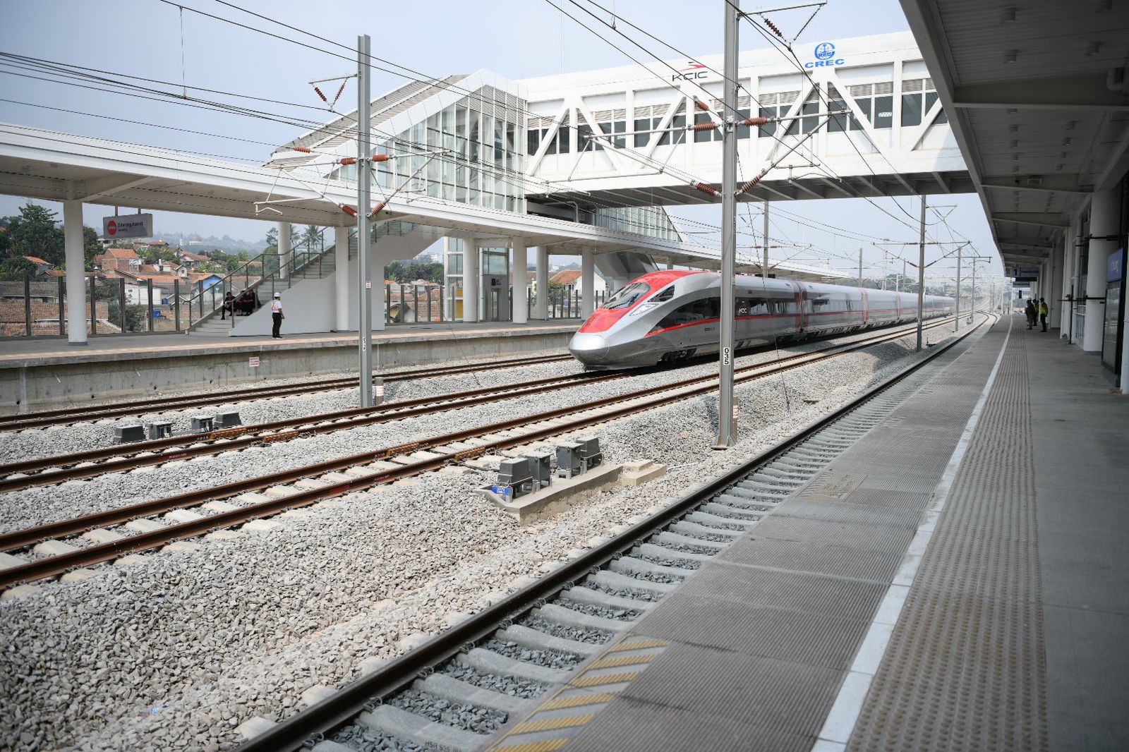 Presiden Jokowi Inginkan Kereta Cepat WHOOSH di Jabar Segera Diintegrasikan dengan Feeder dan LRT