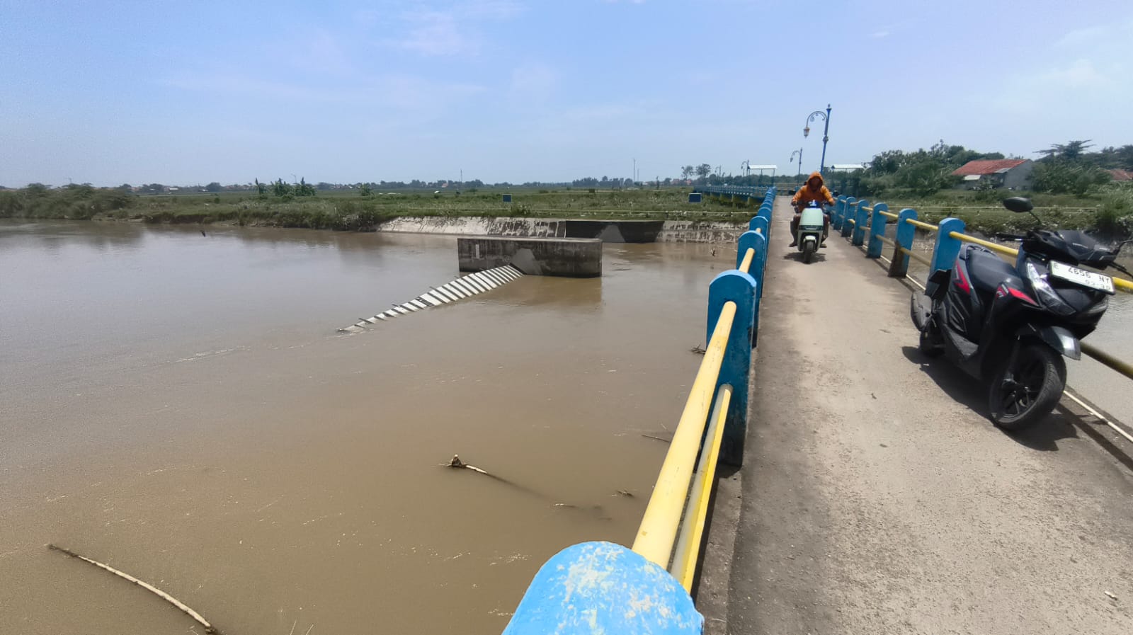 Warga Losari Cemas! Bendungan Karet Sobek, Sawah dan Air PDAM Terancam Asin