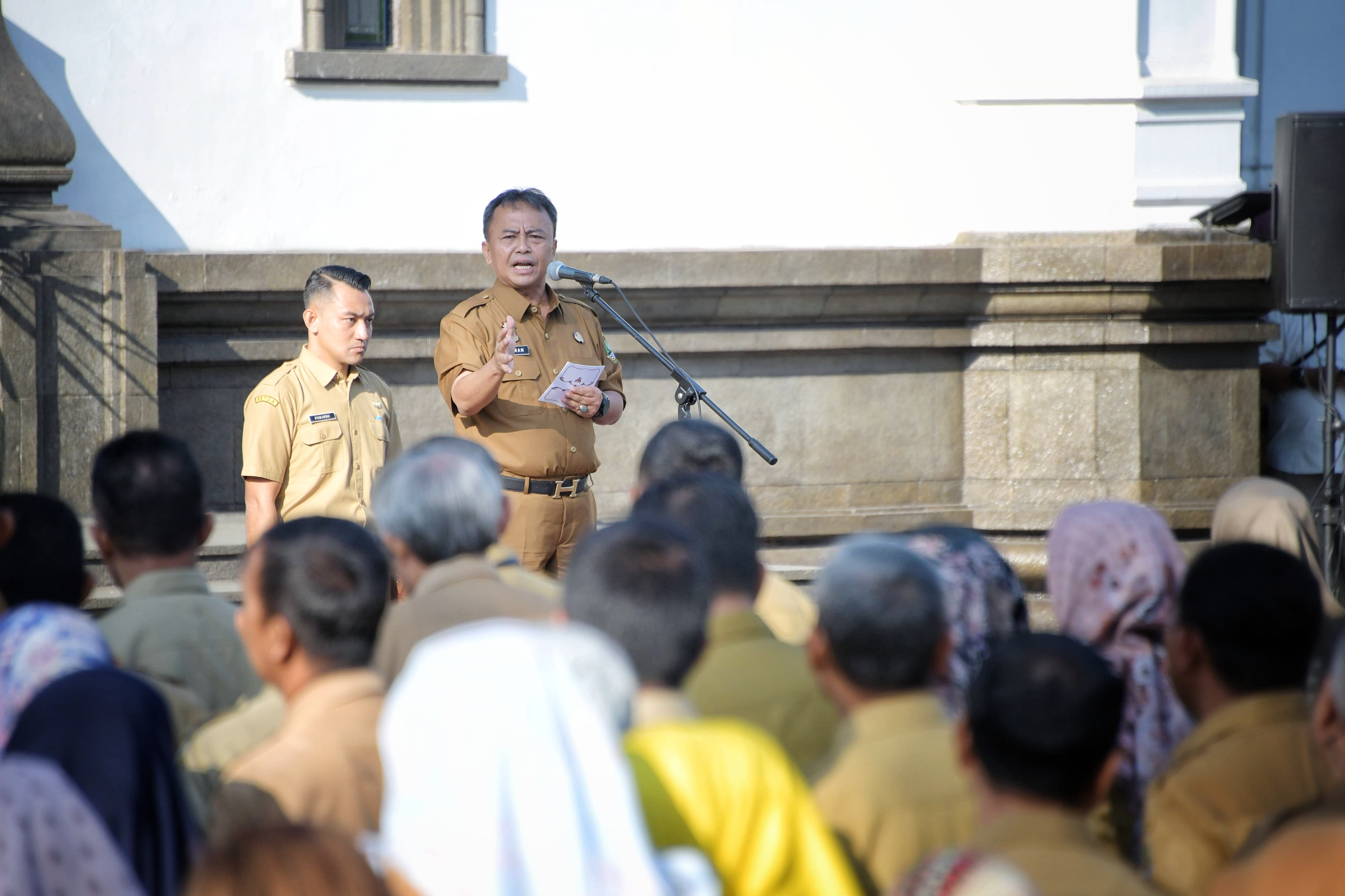 Pimpin Apel Pagi di Gedung Sate, Sekda Herman Ajak ASN Jabar Kerja Berorientasi Outcome