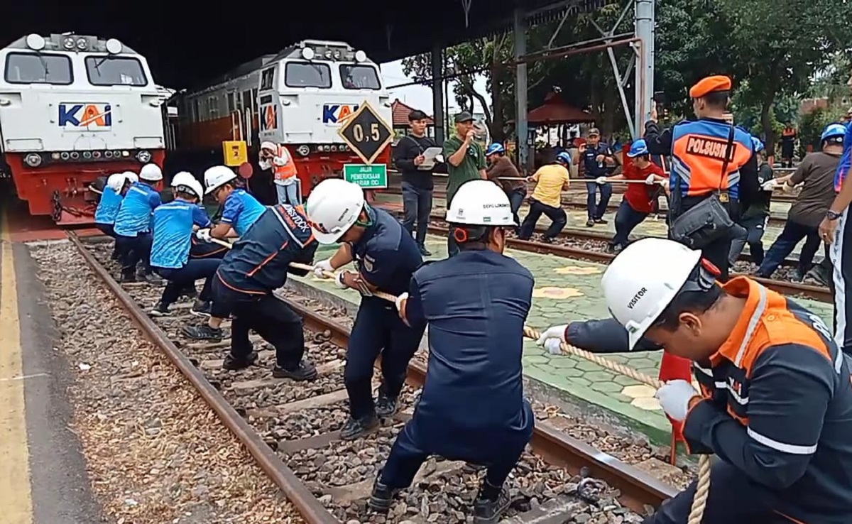 Lomba Tarik Lokomotif Meriahkan HUT ke-80 PT KAI di Cirebon