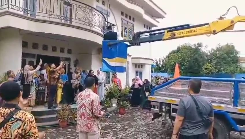 Pernikahan Unik di Sumber Cirebon, Ijab Kabul di Crane PJU Dishub