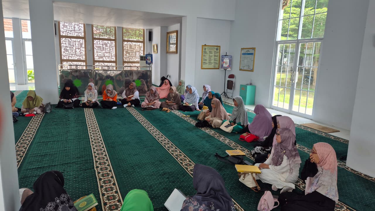 Jamaah Ramadan bersama DWP Kota Cirebon - Mar'atus Sholihah Senang Banyak Ilmu Didapat