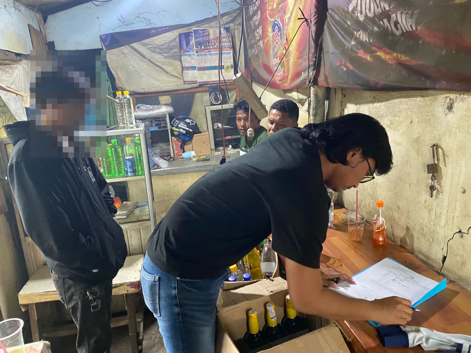 Ketahuan! Warung di Jalan Kalijaga Lemahwungkuk Ini Simpan Ciu Ilegal, Polisi Langsung Gerebek!