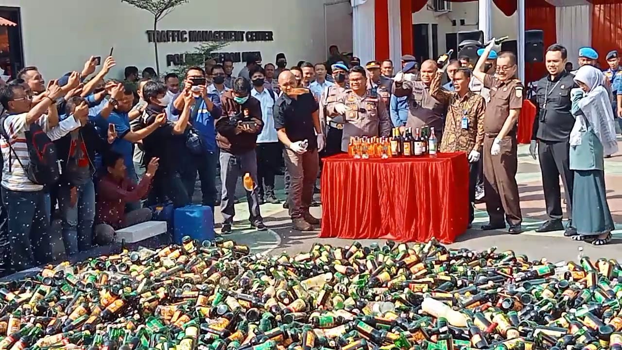 Polres Cirebon Kota Musnahkan Belasan Ribu Botol Miras