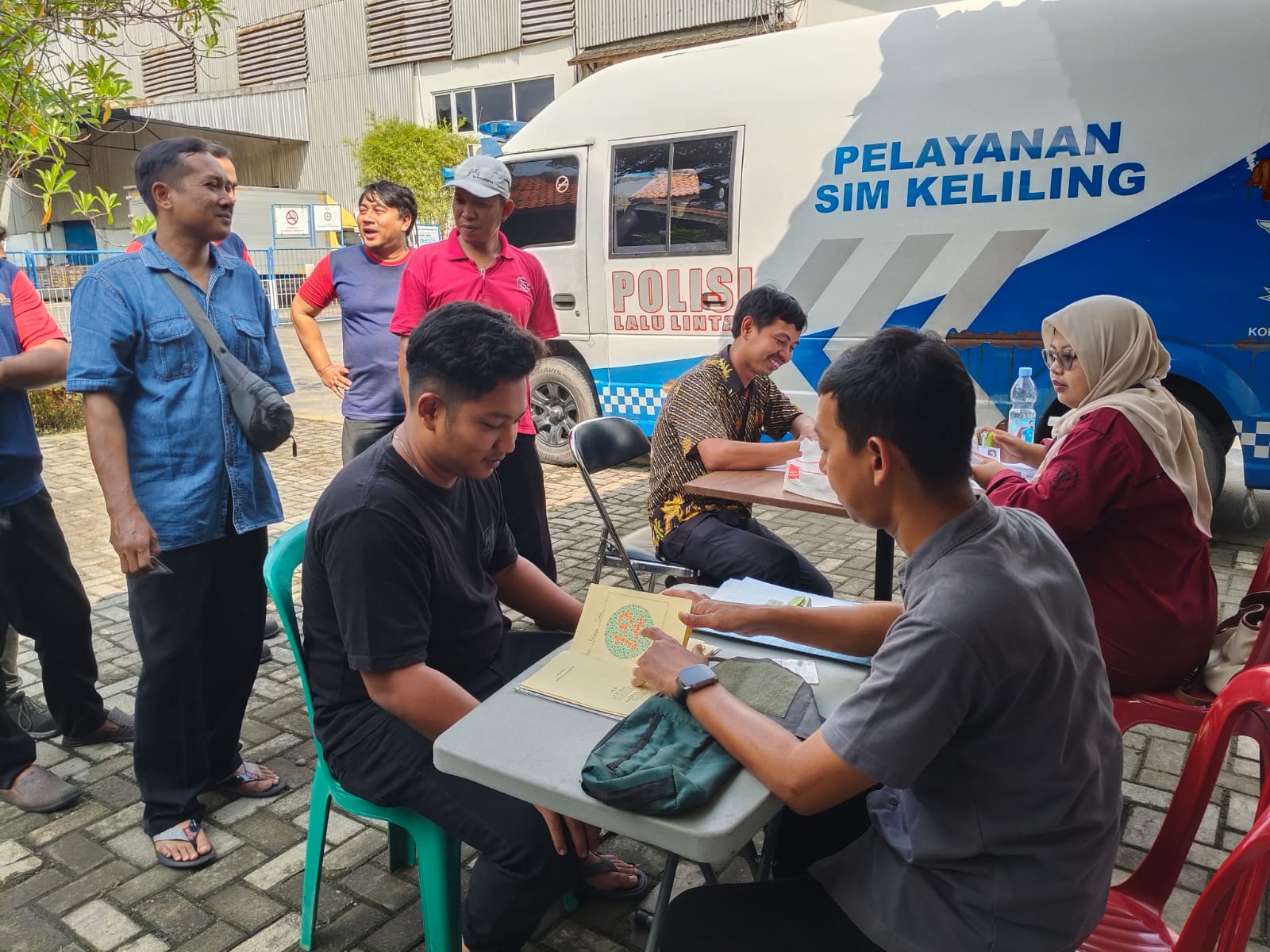 Polresta Cirebon Hadirkan Layanan SIMKAR, Mudahkan Pekerja Pabrik Urus SIM Tanpa Tinggalkan Pekerjaan