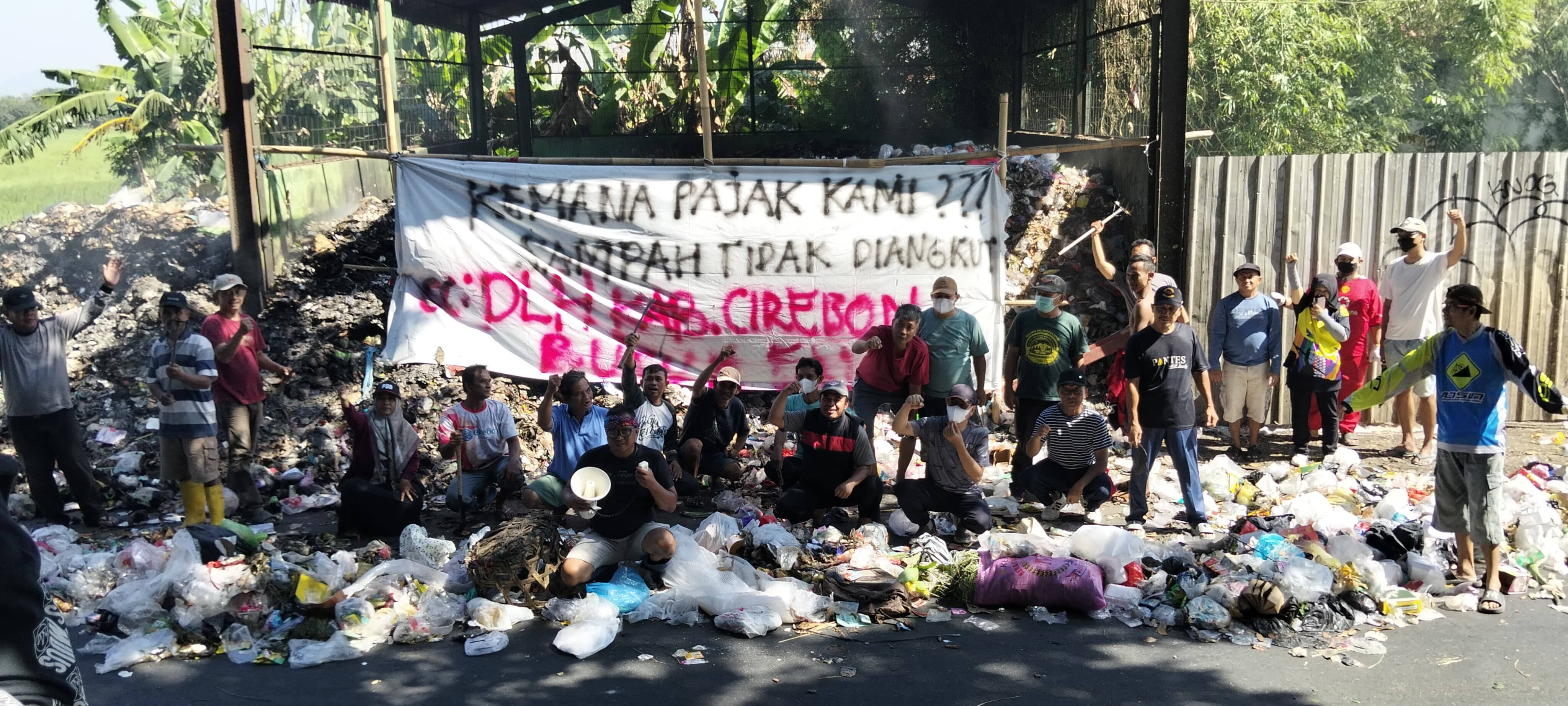 Gunungan Sampah Kembali Muncul di TPS Kecomberan, Warga PCL Tagih Janji Pemkab Cirebon
