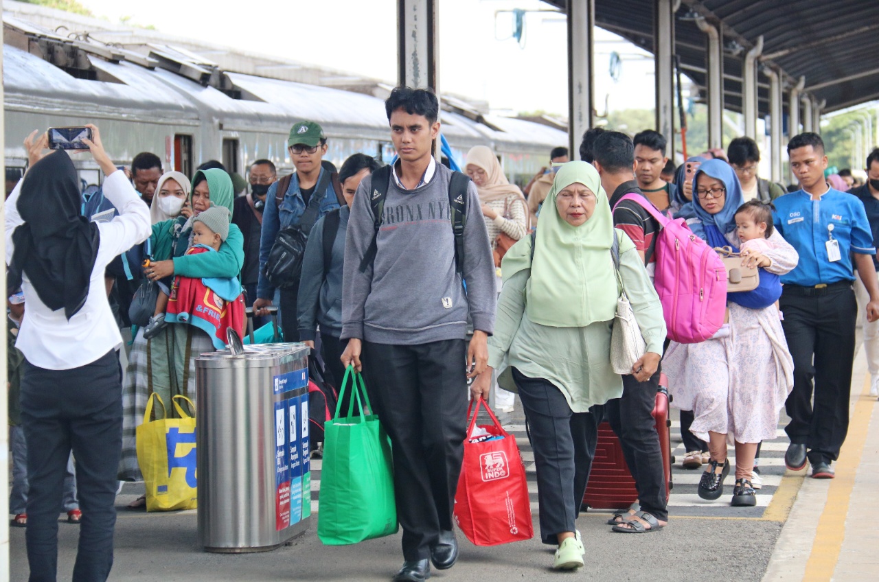 Sambut Arus Balik Lebaran, Ini Dia 5 Stasiun Kereta Api Paling Ramai di Daop 3 Cirebon