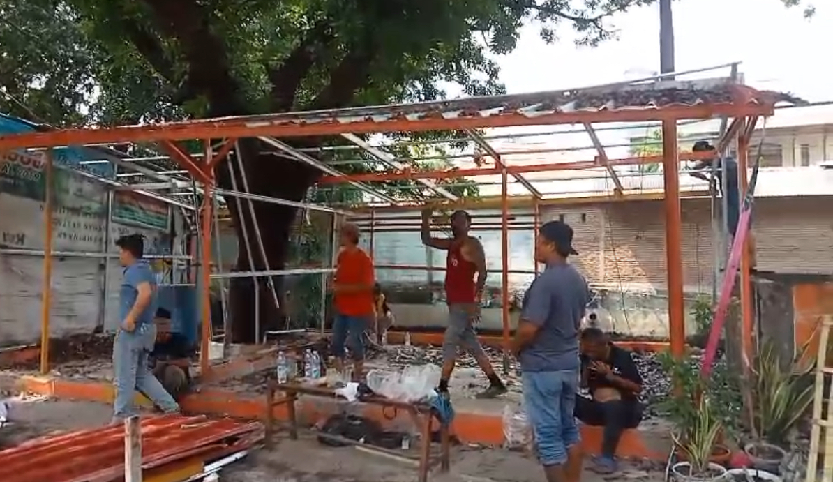 Sebelum Ditertibkan Satpol PP, PKL di Kalibaru Bongkar Lapak Sendiri