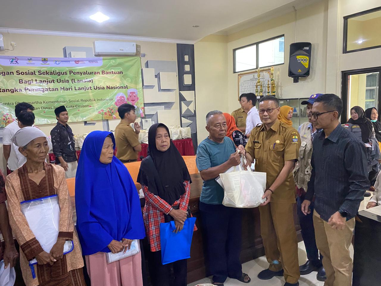 Kemensos Salurkan Bantuan 100 Juta untuk Lansia 