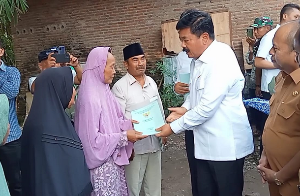 Menteri Hadi Tjahjanto Serahkan Sertifikat Tanah dan Bangunan di Winong Cirebon, Bakal Aman dari Mafia Tanah?