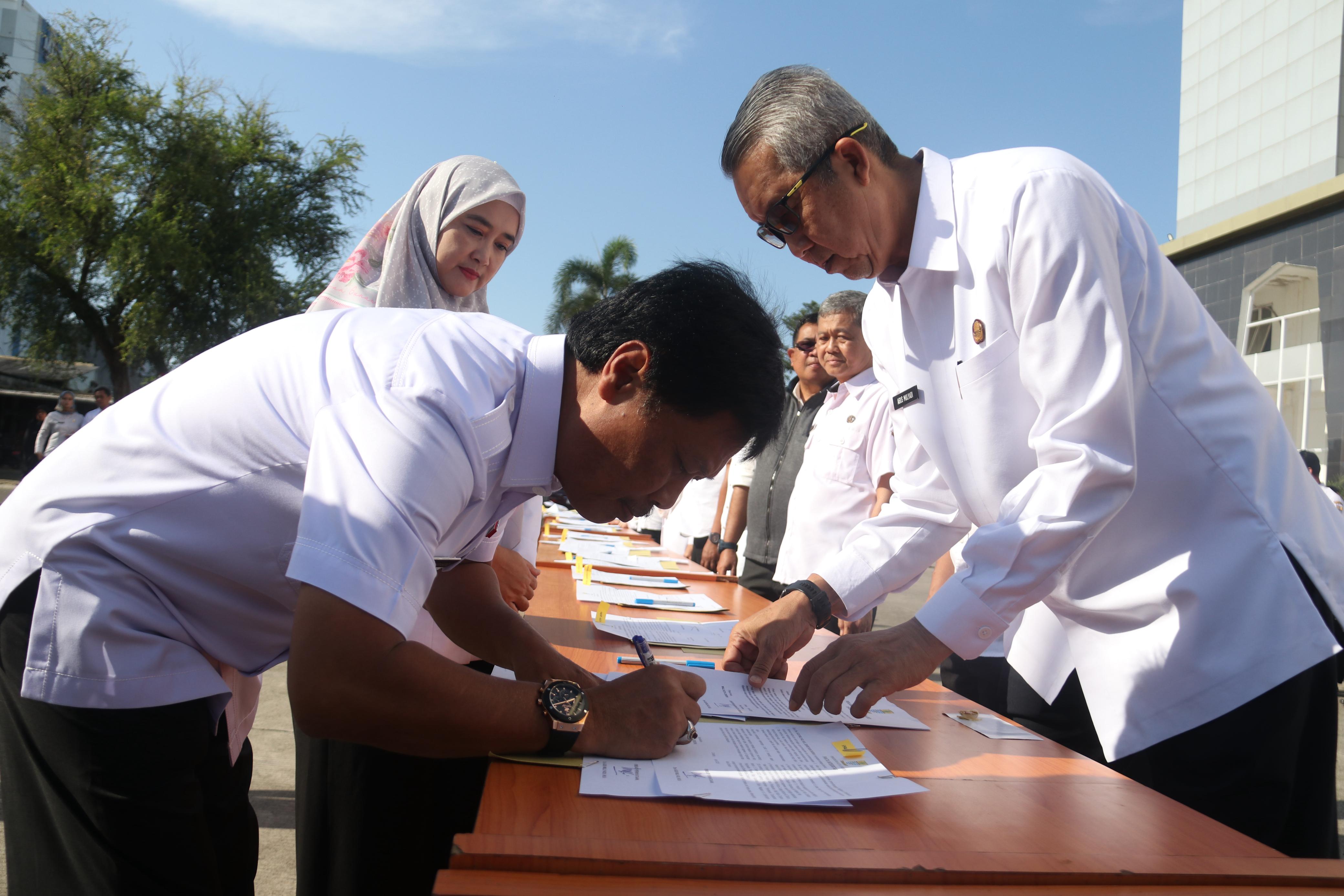 Penandatanganan Pakta Integritas dan Perjanjian Kinerja untuk Pelayanan Publik  yang Lebih Baik
