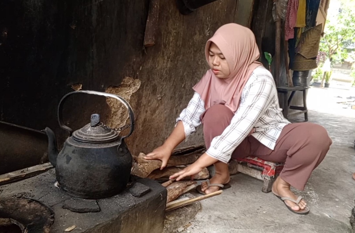 Warga Kuningan Kembali ke Kayu Bakar gara-gara Gas Langka 