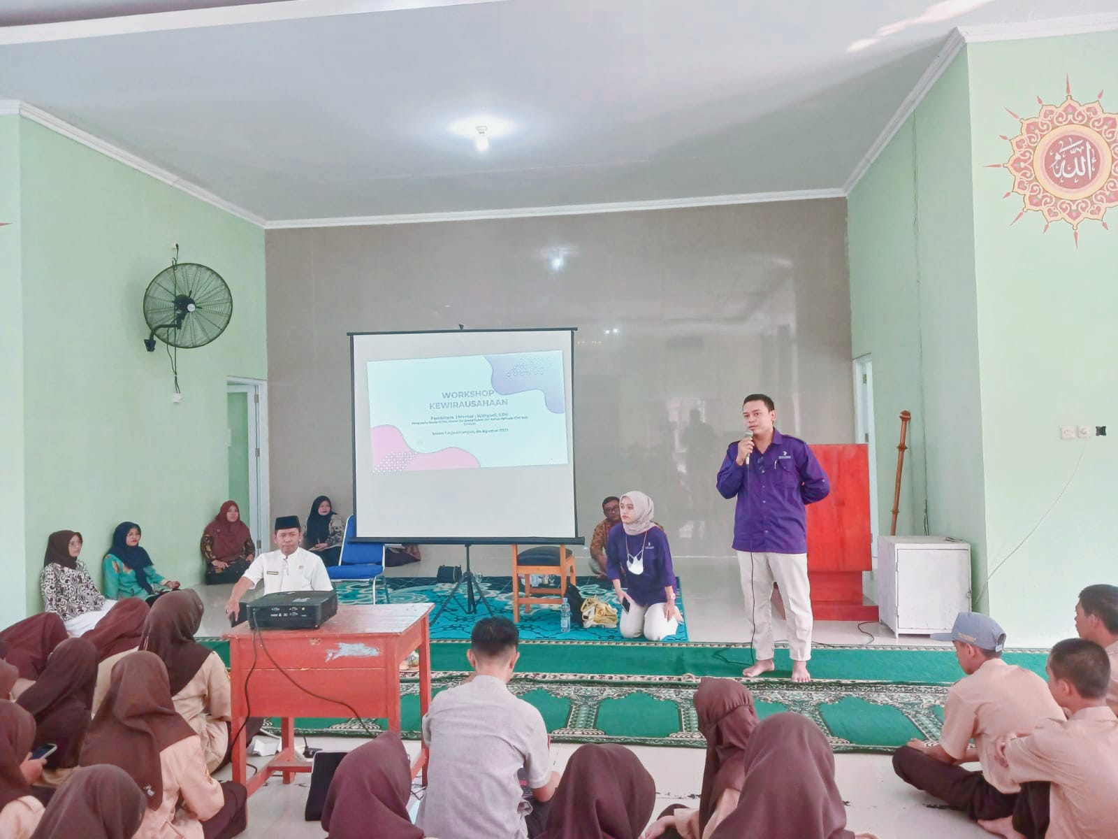 Pengusaha Muda Wahyudi Bicara di Worksop Kewirausahaan Siswa SMAN 1 Arjawinangun