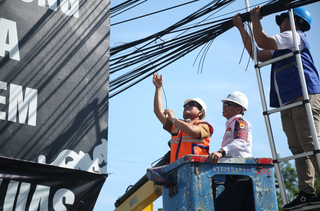 Demi Keamanan dan Estetika, Pemkab Cirebon dan Apjatel Rapihkan Kabel di Jalan Tuparev