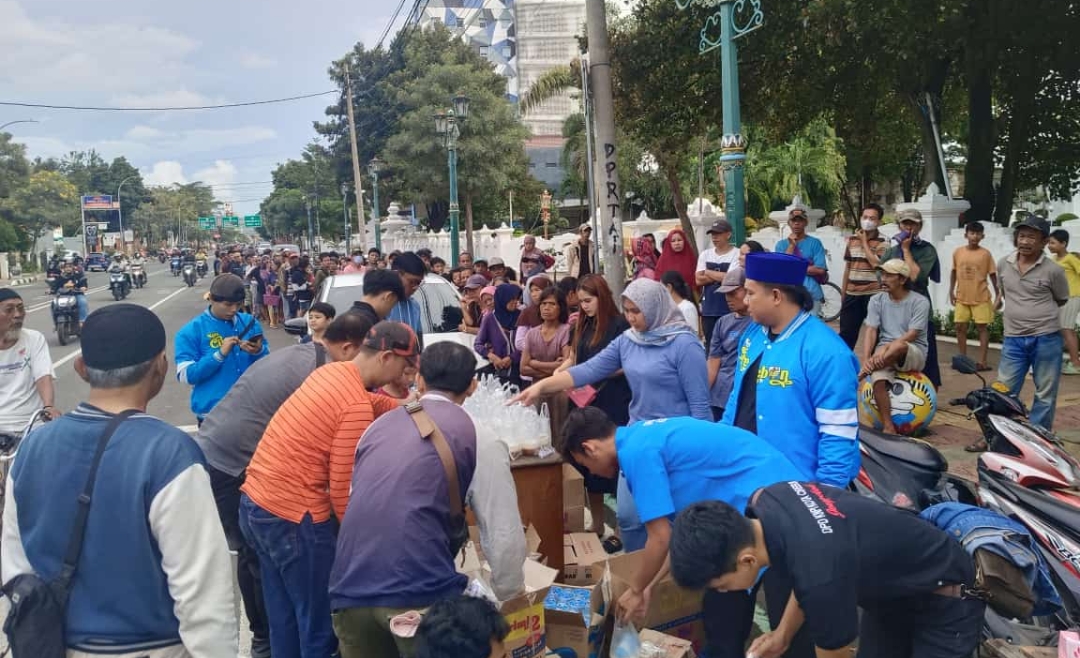 Tingkatkan Kepedulian Sosial Bulan Ramadan, KNPI Kota Cirebon Bagi-bagi Takjil