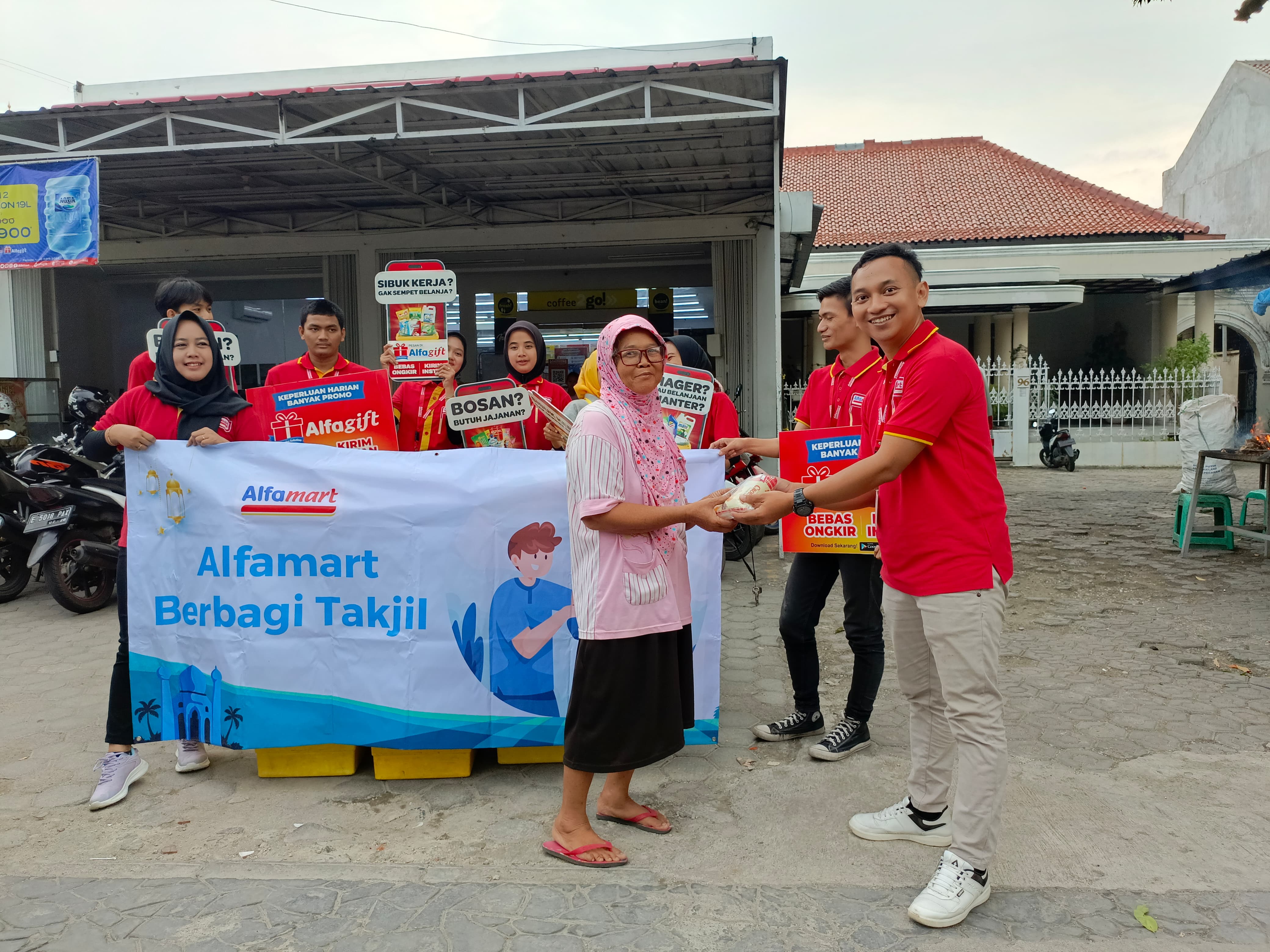 Alfamart Bagikan Ratusan Takjil untuk Pengendara di Jl Siliwangi Cirebon
