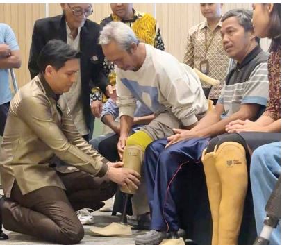 Bupati Lucky Hakim Serahkan Bantuan Kaki Palsu dan Kursi Roda untuk Atlet NPCI Indramayu