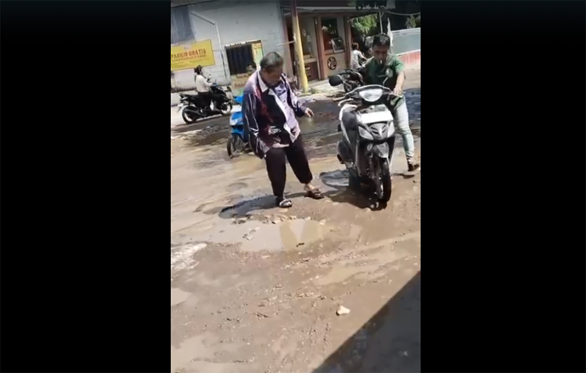 Jalan Ki Natagama Kaliwulu Cirebon Rusak Parah, Sering Sebabkan Kecelakaan