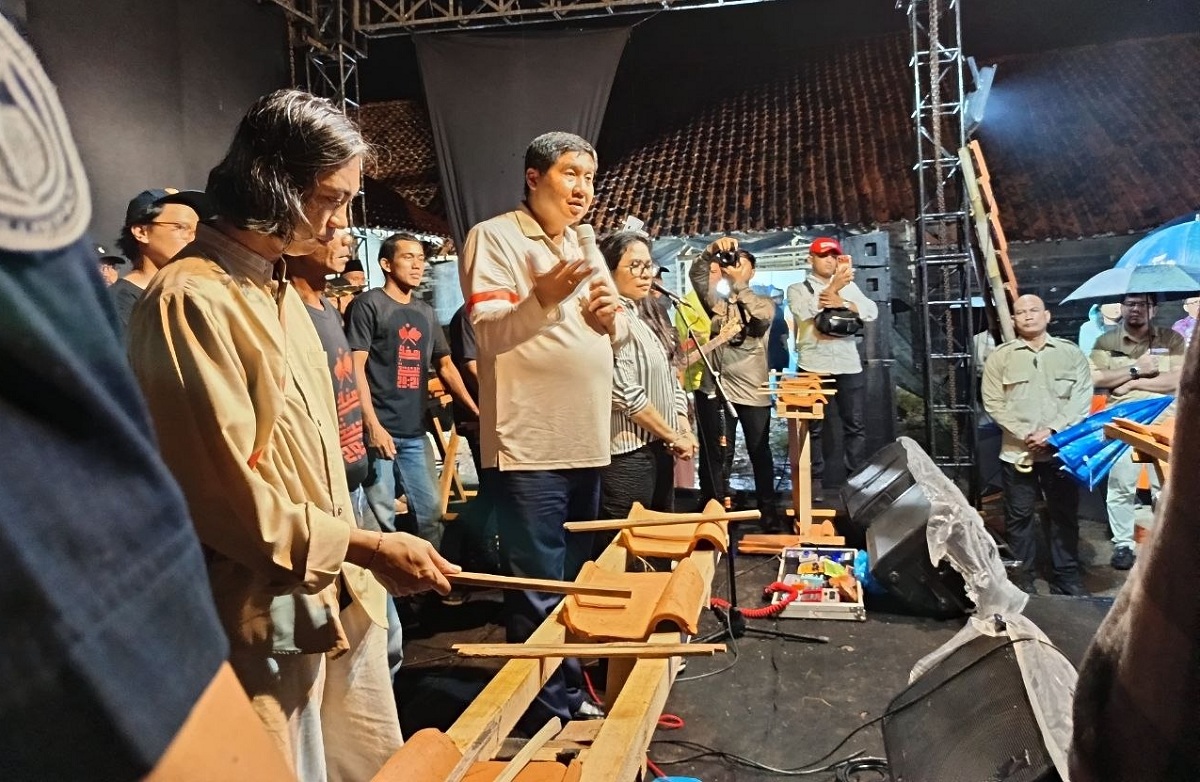 Program Gentengisasi Jatiwangi Resmi Dimulai, Maruarar Sirait Lepas 14 Truk Genteng Senilai Rp3 Miliar