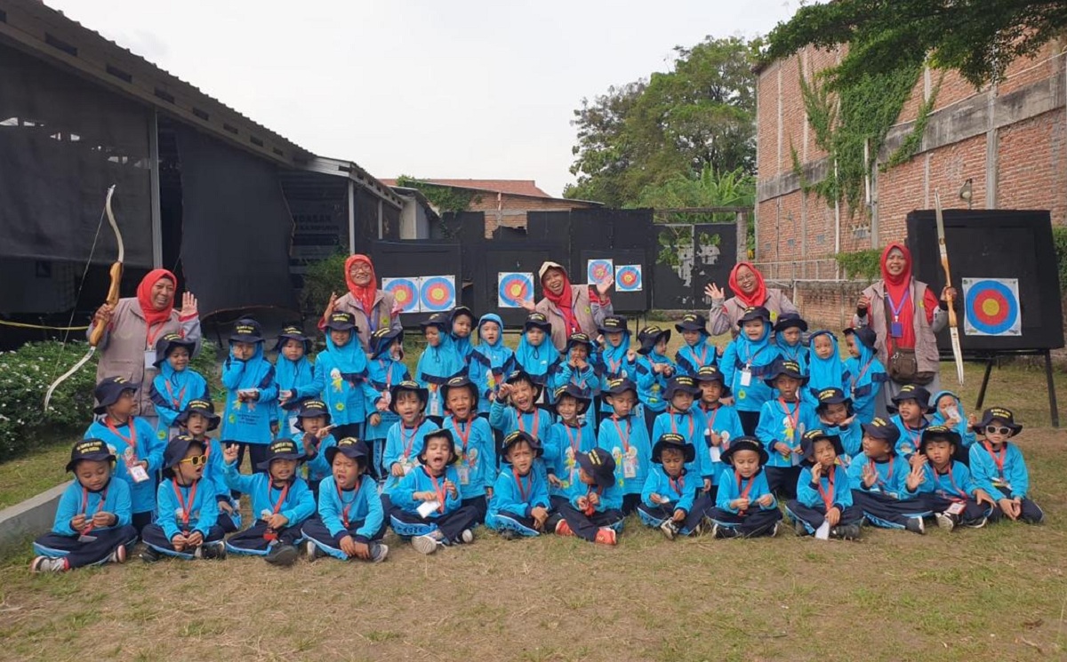 Berlatih Panahan, Siswa-siswi RA Tahfiz Quran Attaqwa Praktikkan Olahraga Sunnah Nabi