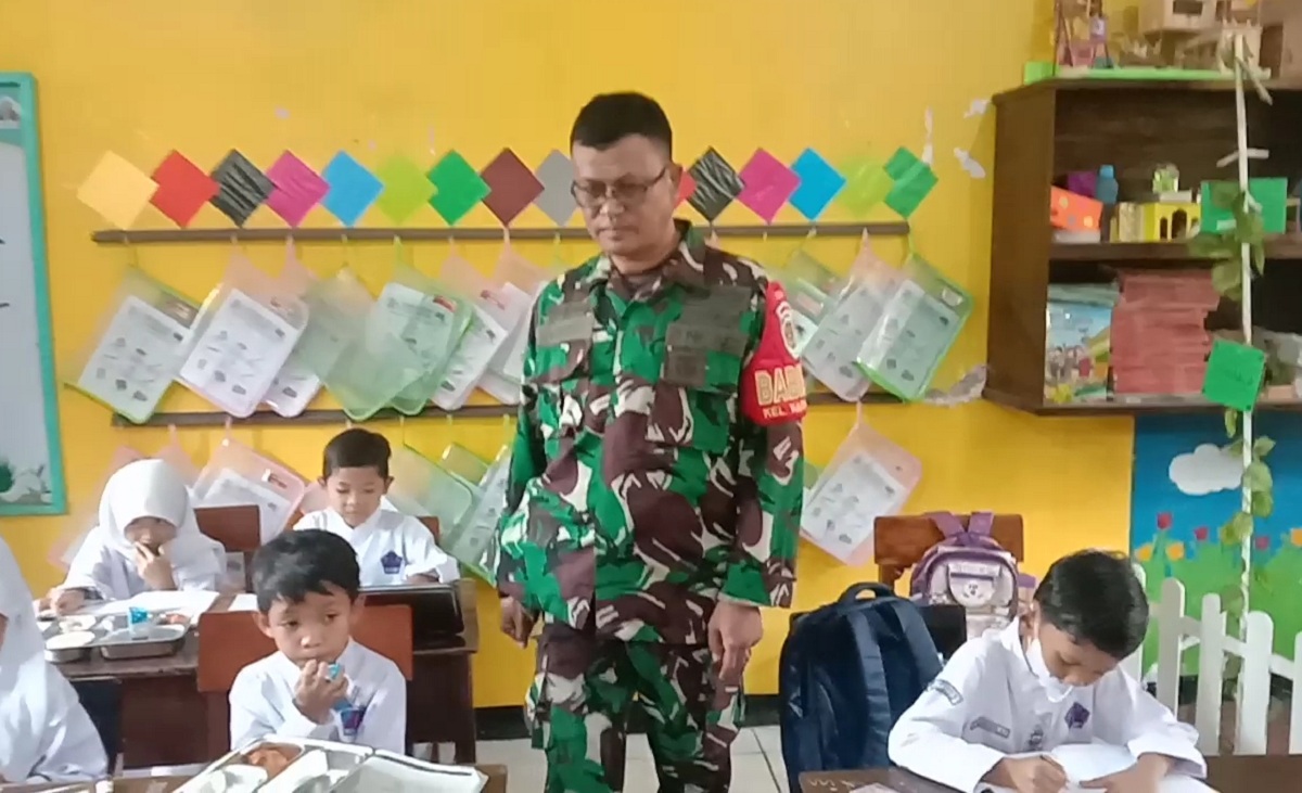 Babinsa Monitor Program MBG di SDN Mega Eltra Kota Cirebon