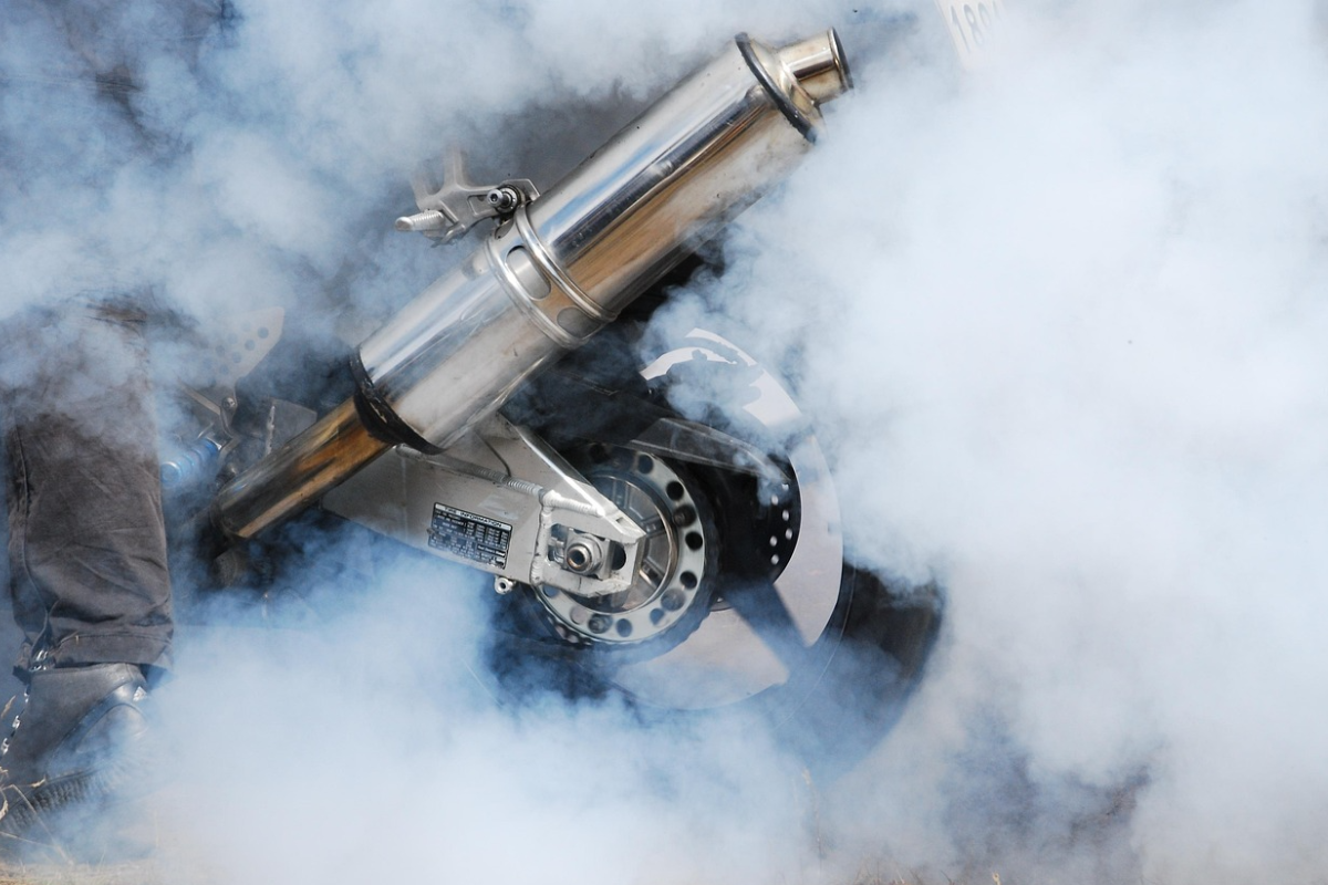 Knalpot Motor Ngebul Hitam dan Bau Bensin? Ini 7 Penyebab dan Cara Mengatasinya