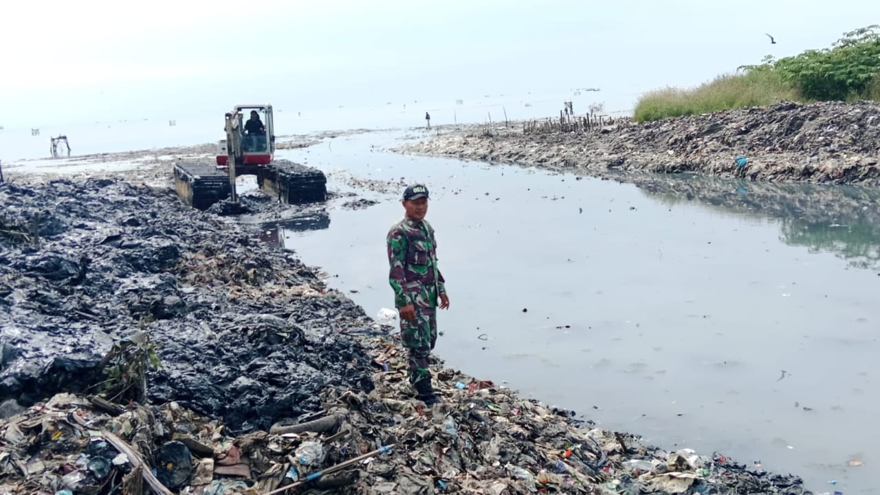 Babinsa Kelurahan Kesepuhan Laksanakan Pengerukan Lumpur di Muara Sungai Cipadu