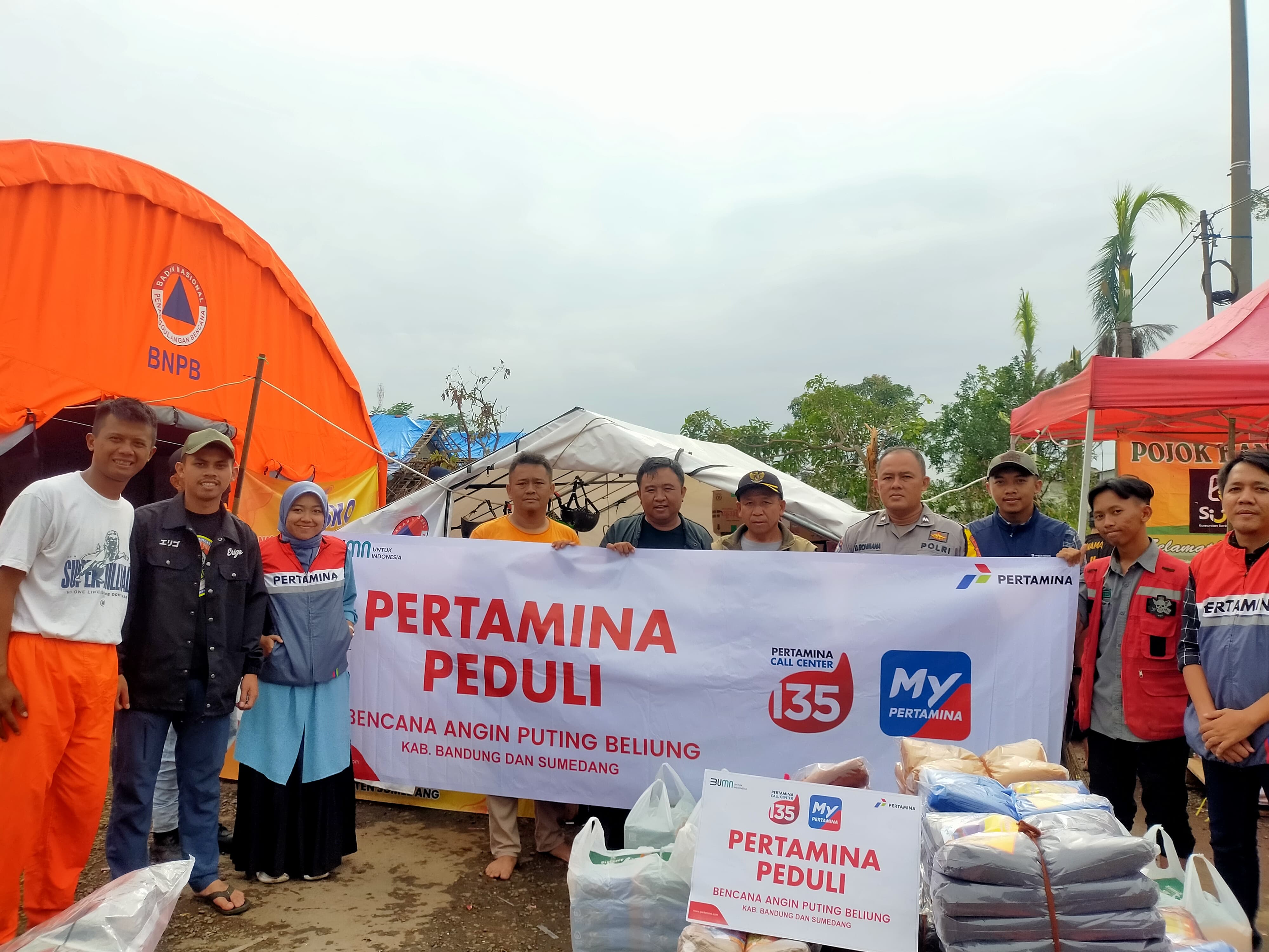 Peduli Bencana Angin Puting Beliung di Sumedang, Pertamina Patra Niaga Regional JBB Salurkan Bantuan