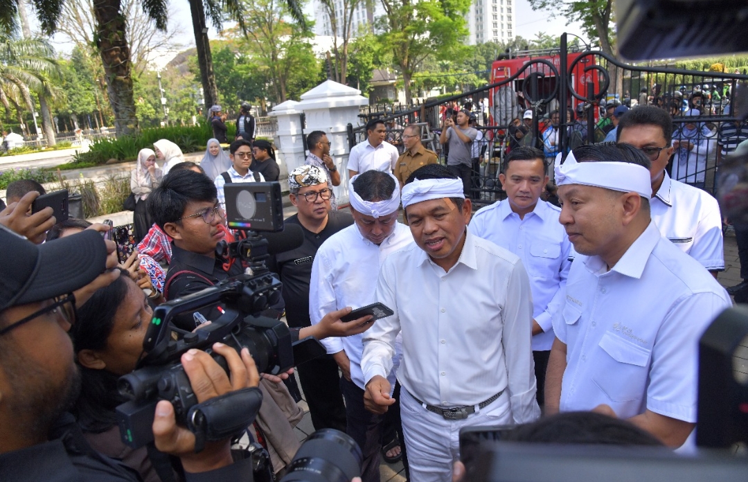 Fasilitas Umum di Sekitar Gedung Sate dan DPRD Jabar Mulai Dibersihkan, Ini Pesan KDM