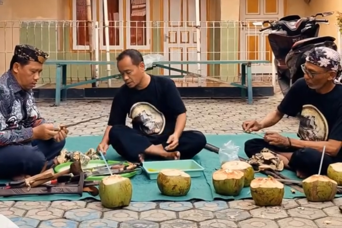 Kujang hingga Samurai Dicuci, Begini Tradisi 'Ngumbah Pusaka' di Rumah Adat Panjalin