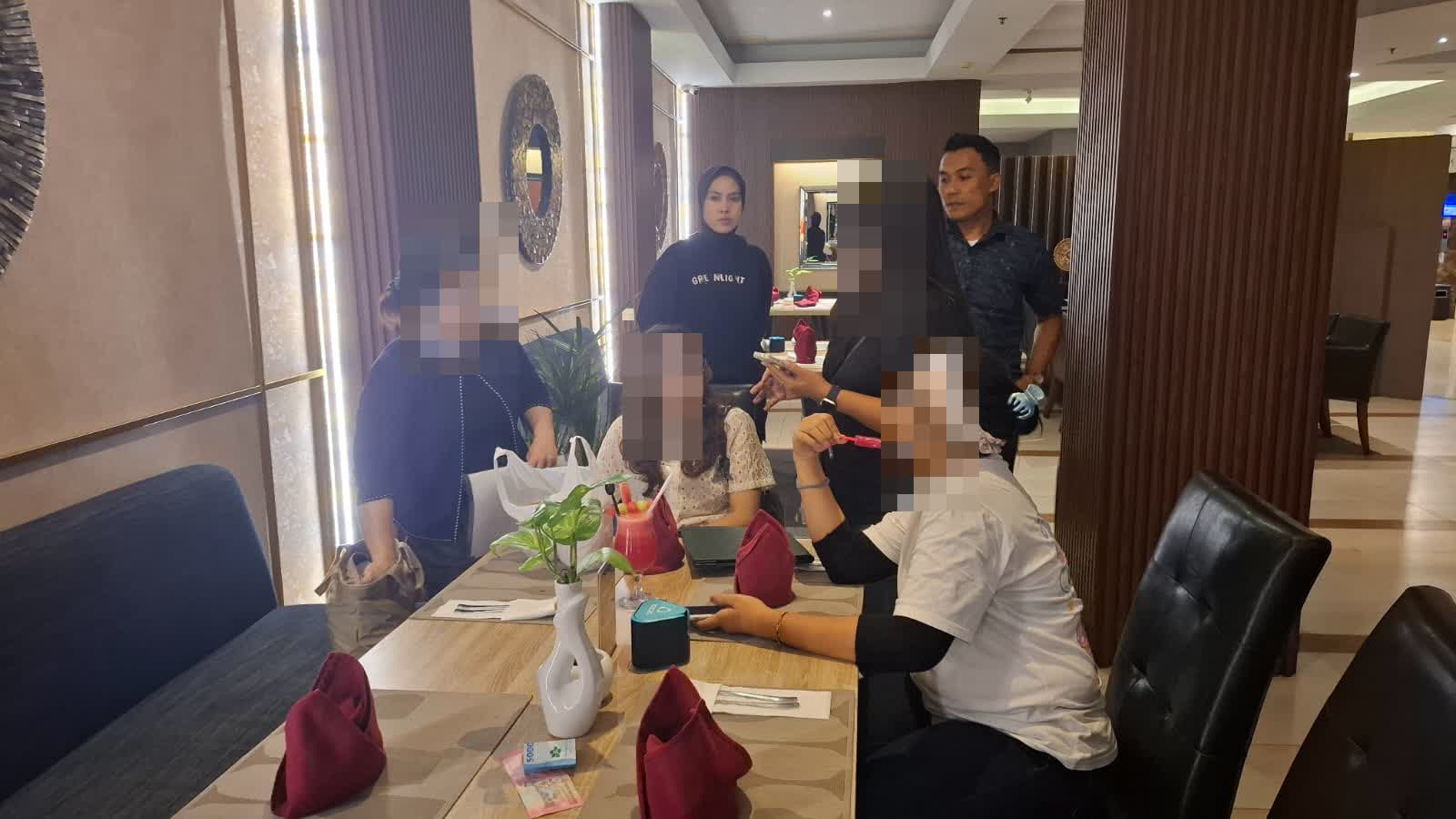 Lagi Hang Out di Mall, Perempuan Ini Ditangkap Polisi, Setelah Diselidiki Ternyata…