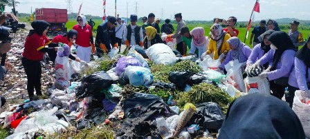 Kick Off Perdana Program Cirebon Katon Bersihe Tahun 2024, DLH Sapu Bersih TPS Liar di Desa Ambit