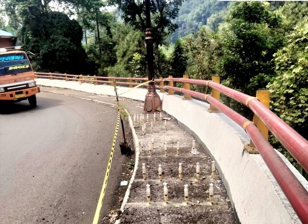 Jalan Raya Cadas Pangeran Sedang Disuntik, Panjangnya 1,4 Kilometer, untuk Mengisi Retakan
