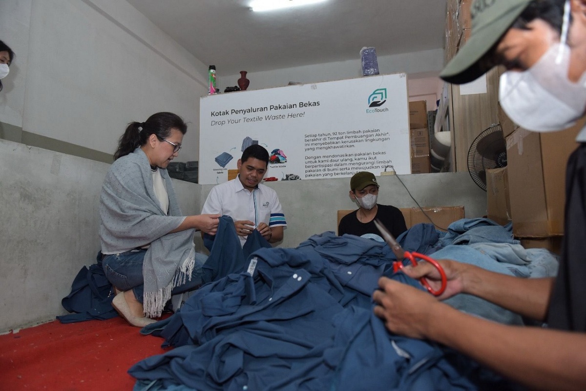 Asuransi Astra Daur Ulang Seragam Lama Jadi Produk Bernilai Baru
