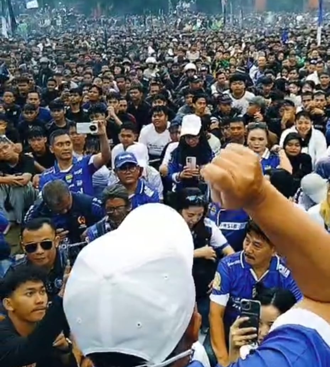 Kuningan Membiru, Puluhan Ribu Bobotoh Rayakan Persib Juara Liga 1 2025-2026