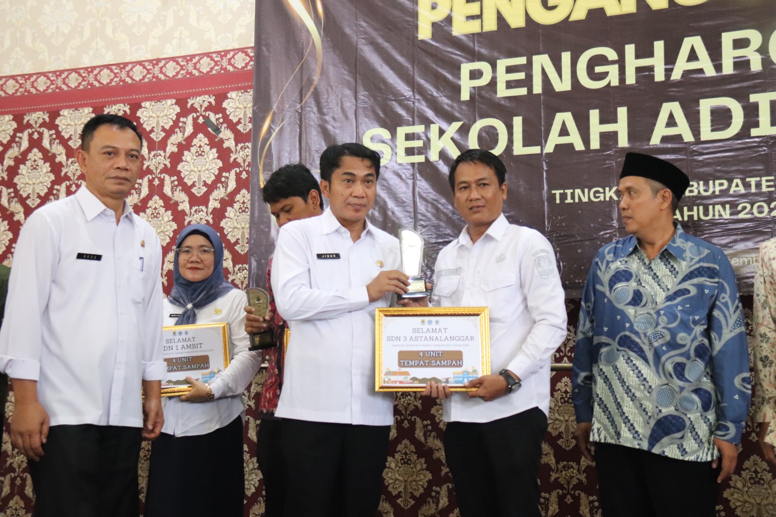 Pemkab Cirebon Anugerahkan Adiwiyata: Dorongan Kolektif Jaga Lingkungan dari Sekolah