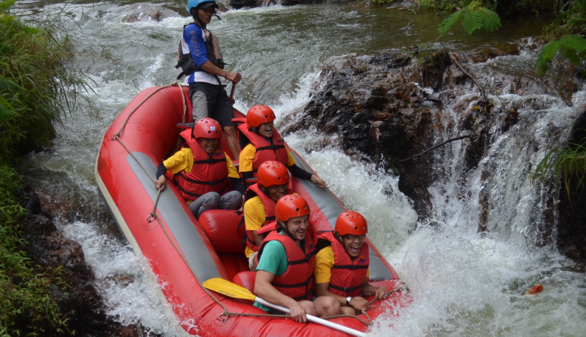 Terjang Arus! Pengalaman Rafting di Bandung yang Wajib Kamu Coba