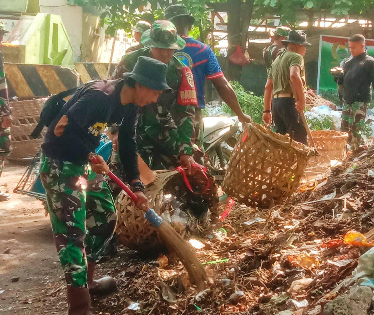 Antisipasi Banjir, Prajurit Kodim 0614/Kota Cirebon Bersihkan Sampah di Pasar Kanoman