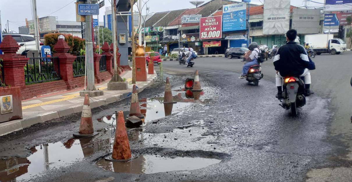 Lubang Jalan Menganga di Dalam Kota Cirebon, Pengendara Terancam Celaka