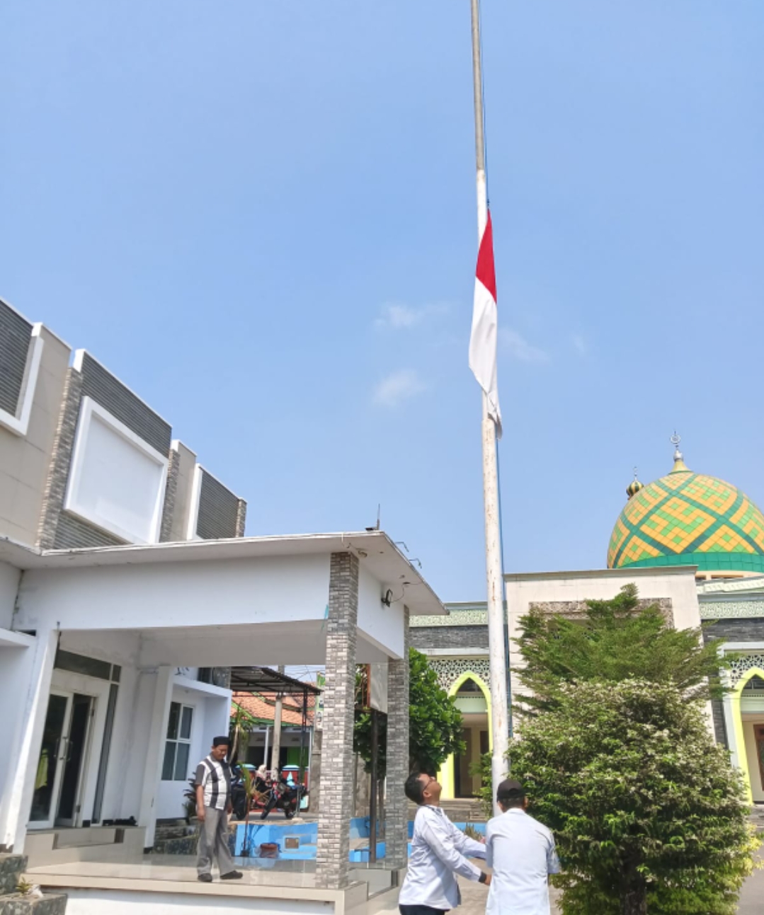 30 September 2026, Pemdes Heuleut Majalengka Kibarkan Merah Putih Setengah Tiang