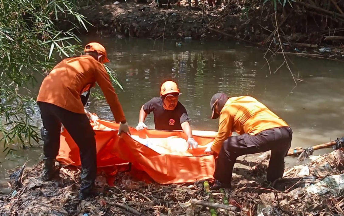 Mayat Tanpa Identitas Ditemukan Hanyut di Sungai Kedungpane Cirebon