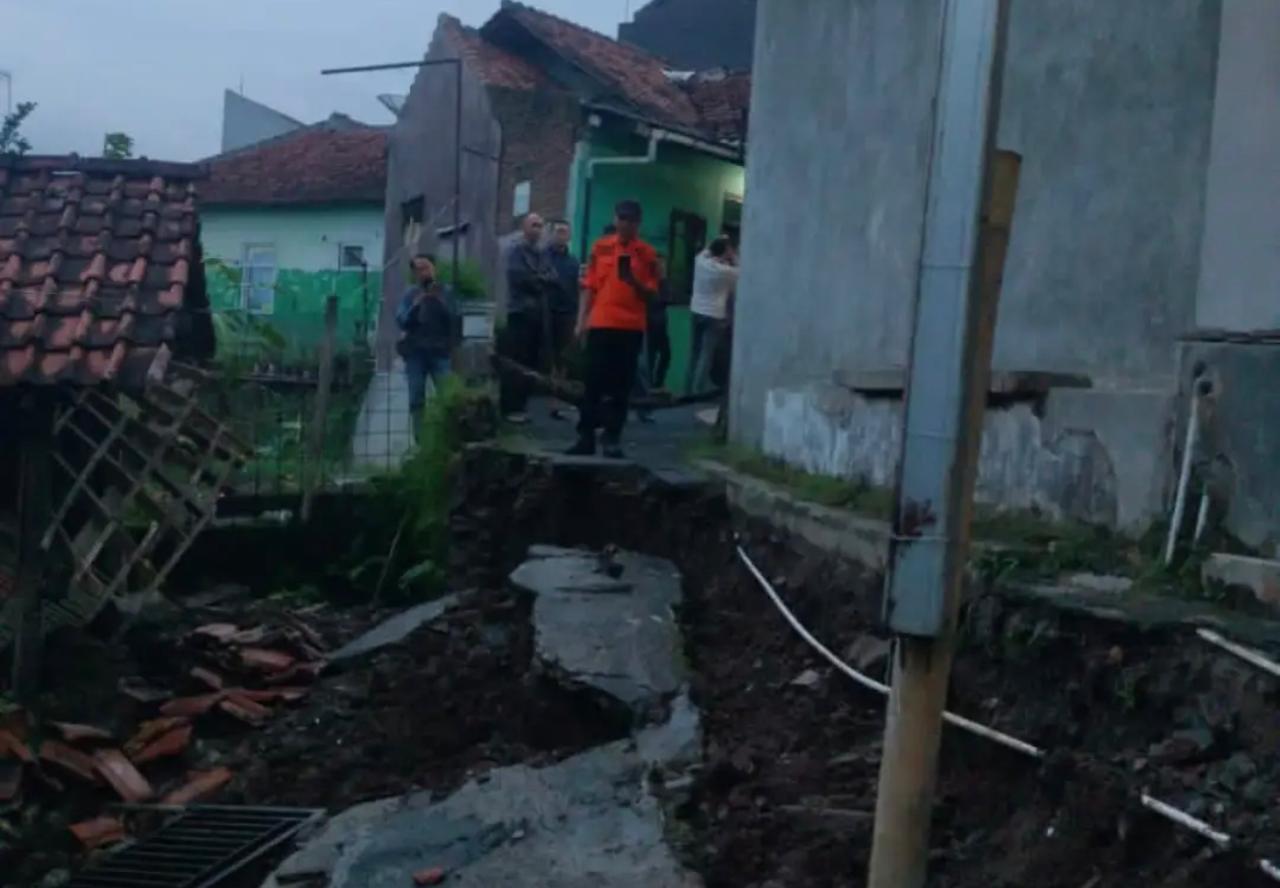 Curah Hujan Tinggi, Longsor Terjadi di Purwawinangun Kuningan