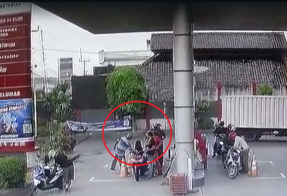 Rekaman CCTV SPBU Tangkil Cirebon yang Hendak Dibakar Pria Plontos, Api Sempat Berkobar