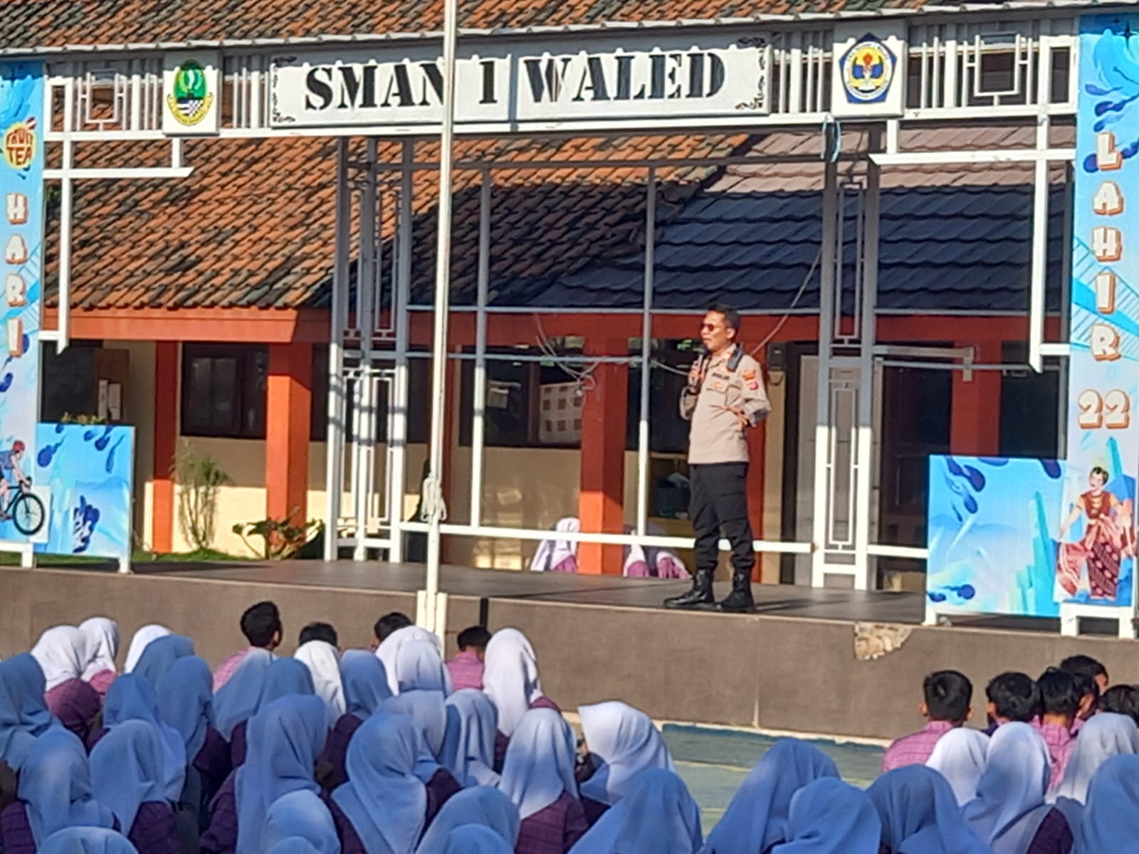 Polsek Waled Gelar Police Goes to School, Beri Nasehat dan Potong Rambut Gratis