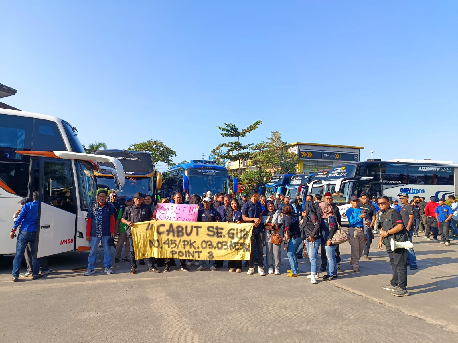 Ratusan Pelaku Pariwisata Ciayumajakuning Grudug Gedung Sate, Minta Larangan Study Tour Dicabut