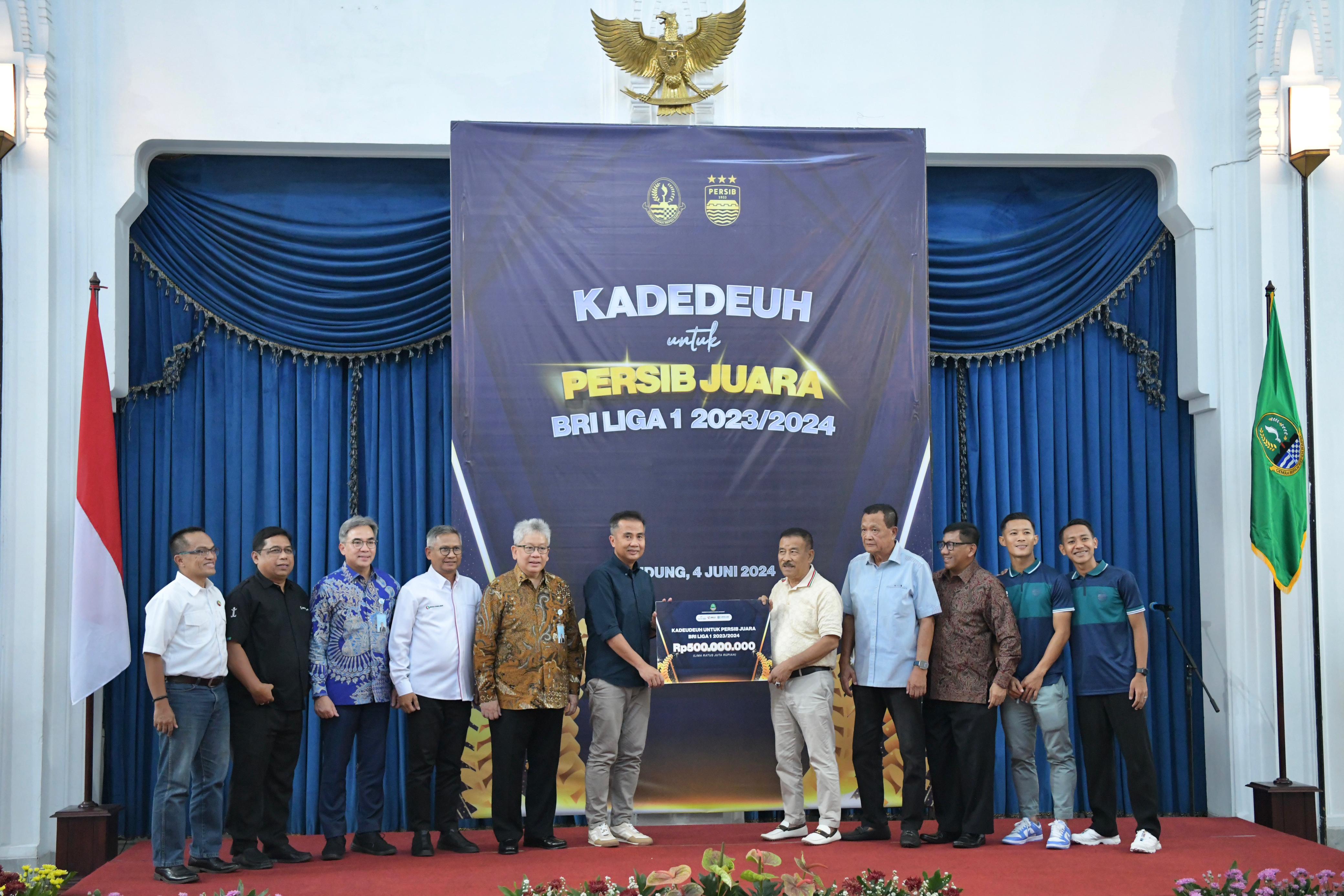 Juara Liga 1 Indonesia Musim 2023-2024, Pemain Persib Bandung di Guyur Kadeudeuh dari Pemprov Jabar